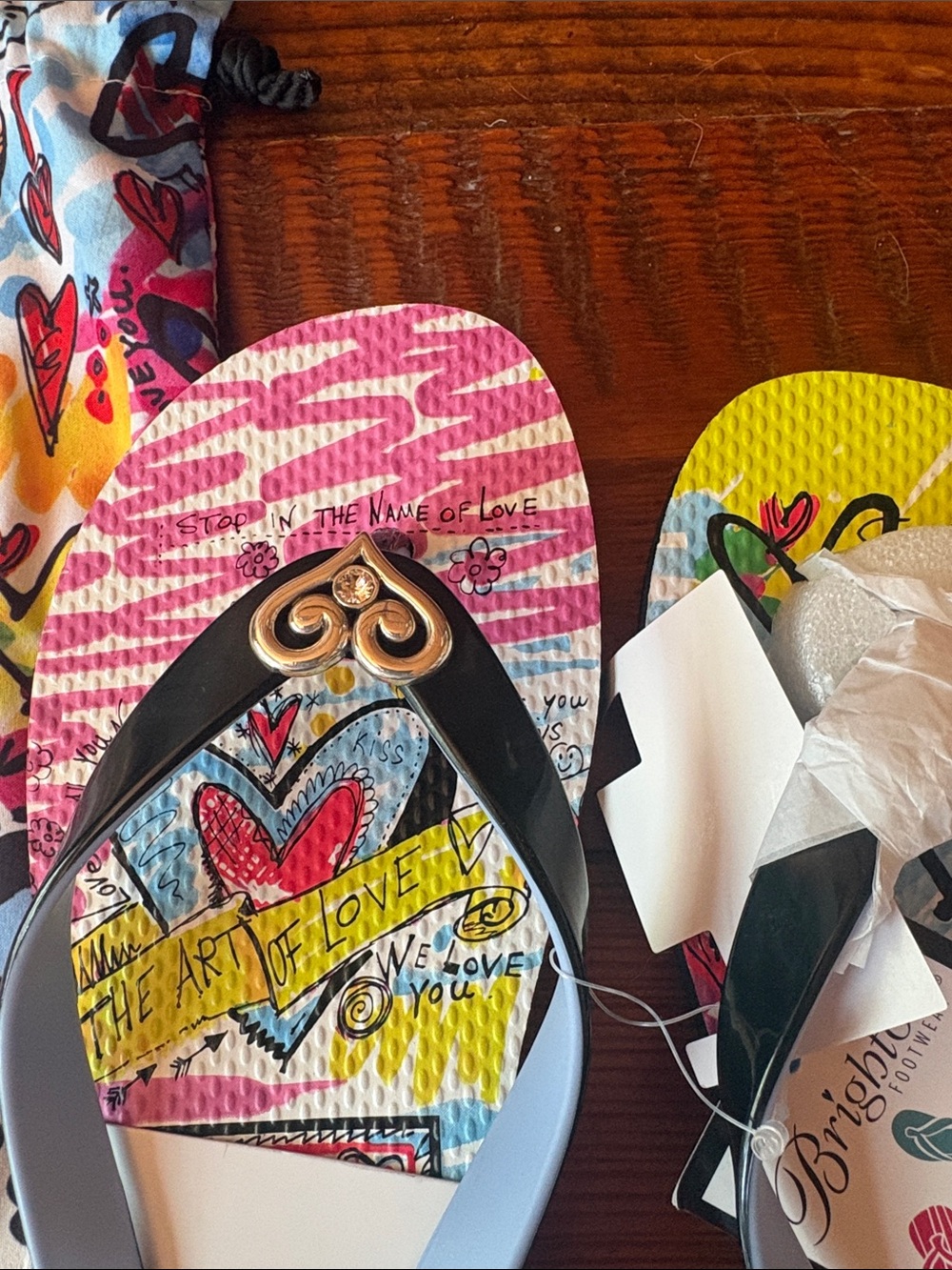 NWT Brighton Women’s ' Colorful Heart Print Flip Flops with Drawstring Bag - Picture 2 of 7
